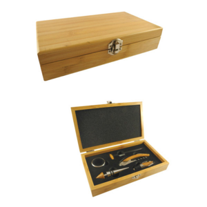 T303, SET DE BAR BAMBÚ. Caja de madera bambú, cierre metálico con set de 5 piezas de bar: sacacorchos, tapón, cortagota, termómetro y vertedor.